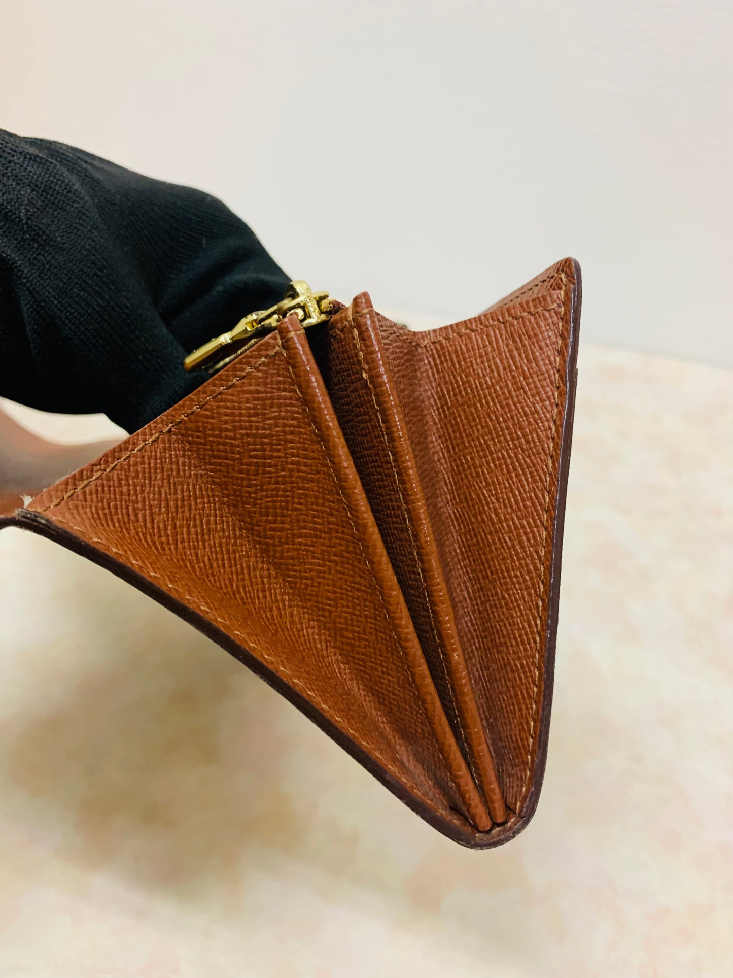 LOUIS VUITTON
Monogram Sarah Wallet