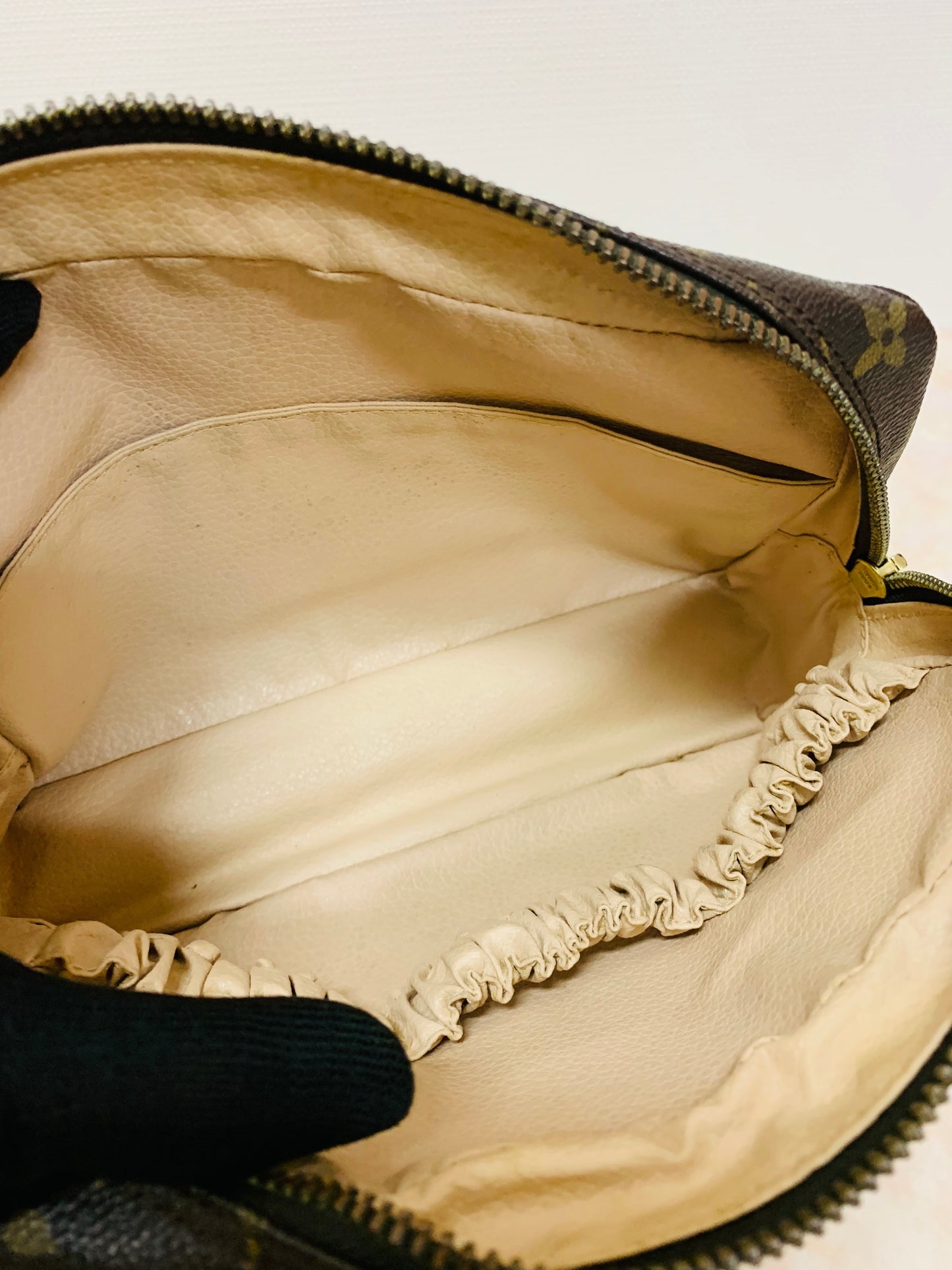 LOUIS VUITTON
Monogram Trousse Toilette 23