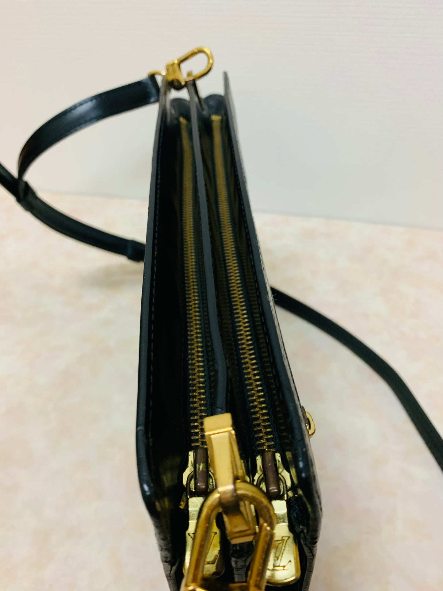 LOUIS VUITTON Epi Noir Enghien Shoulder/clutch