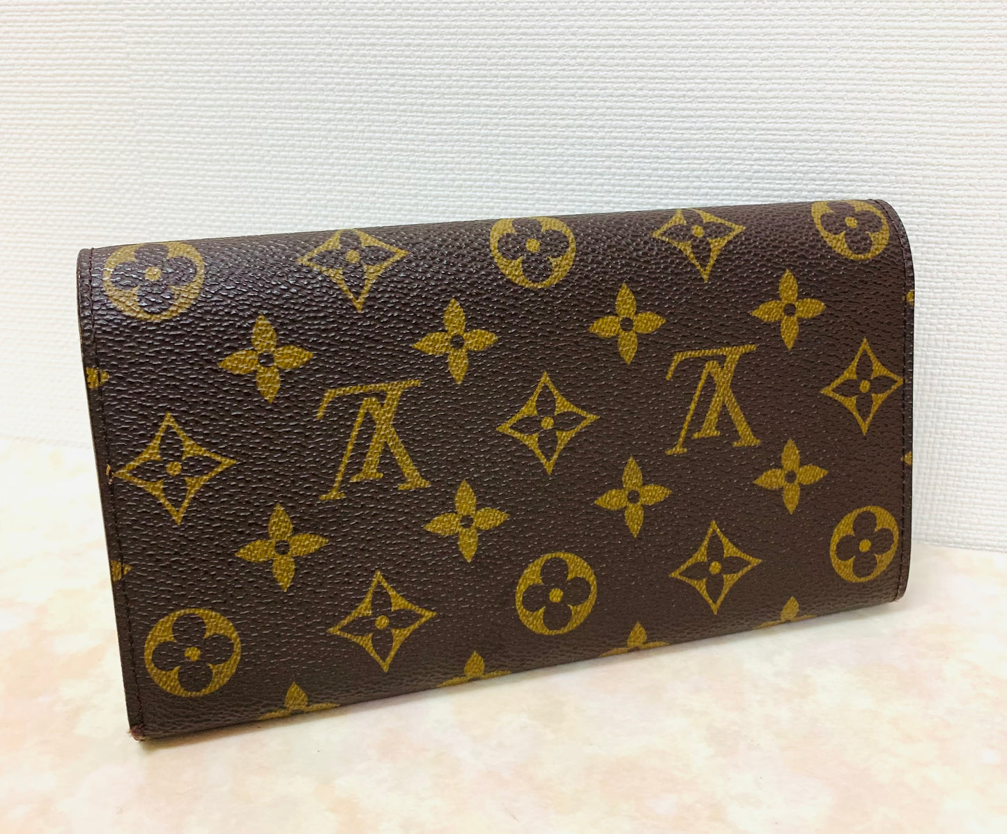 LOUIS VUITTON
Monogram Sarah Wallet