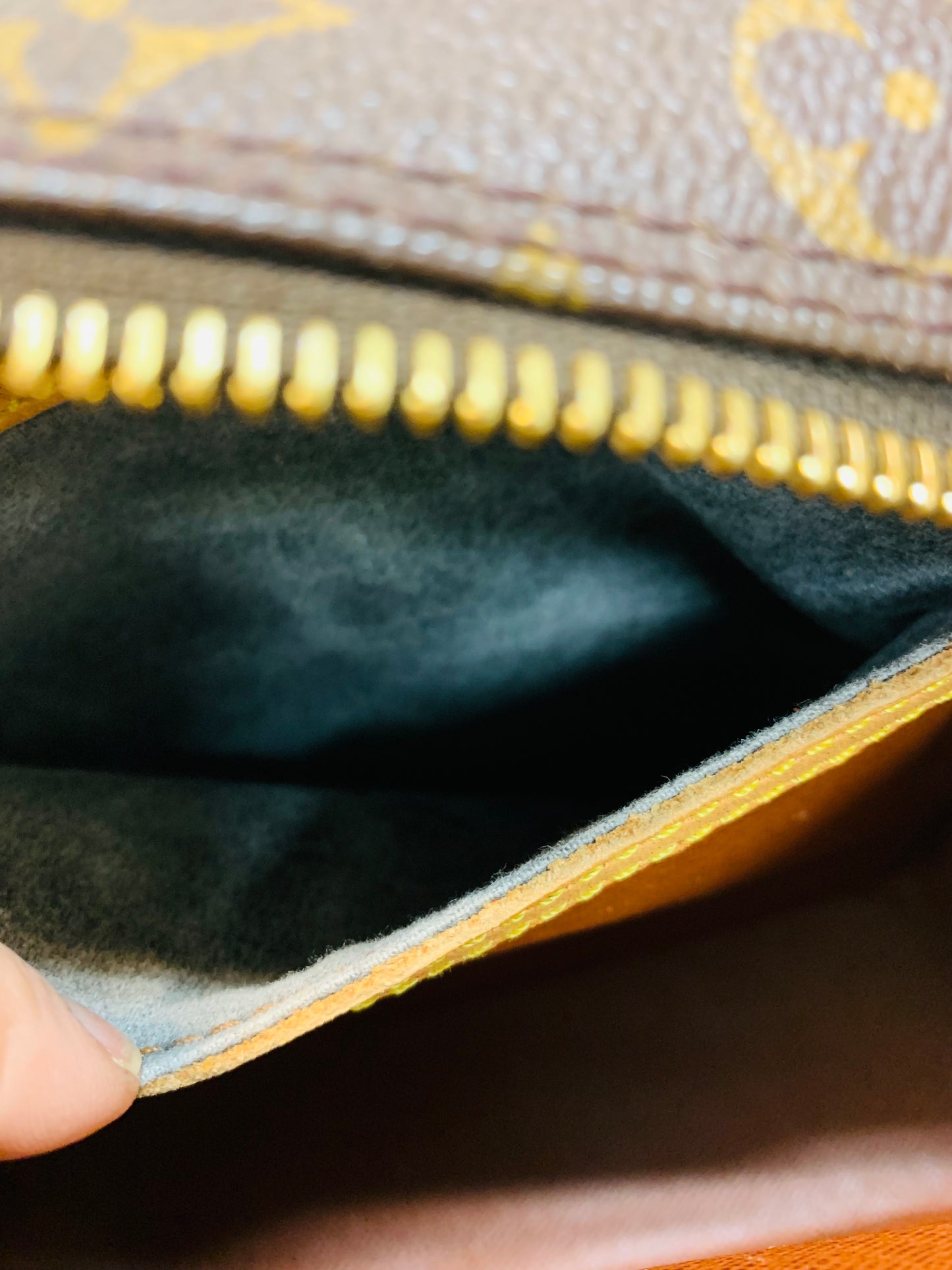 Louis Vuitton Blois (used)