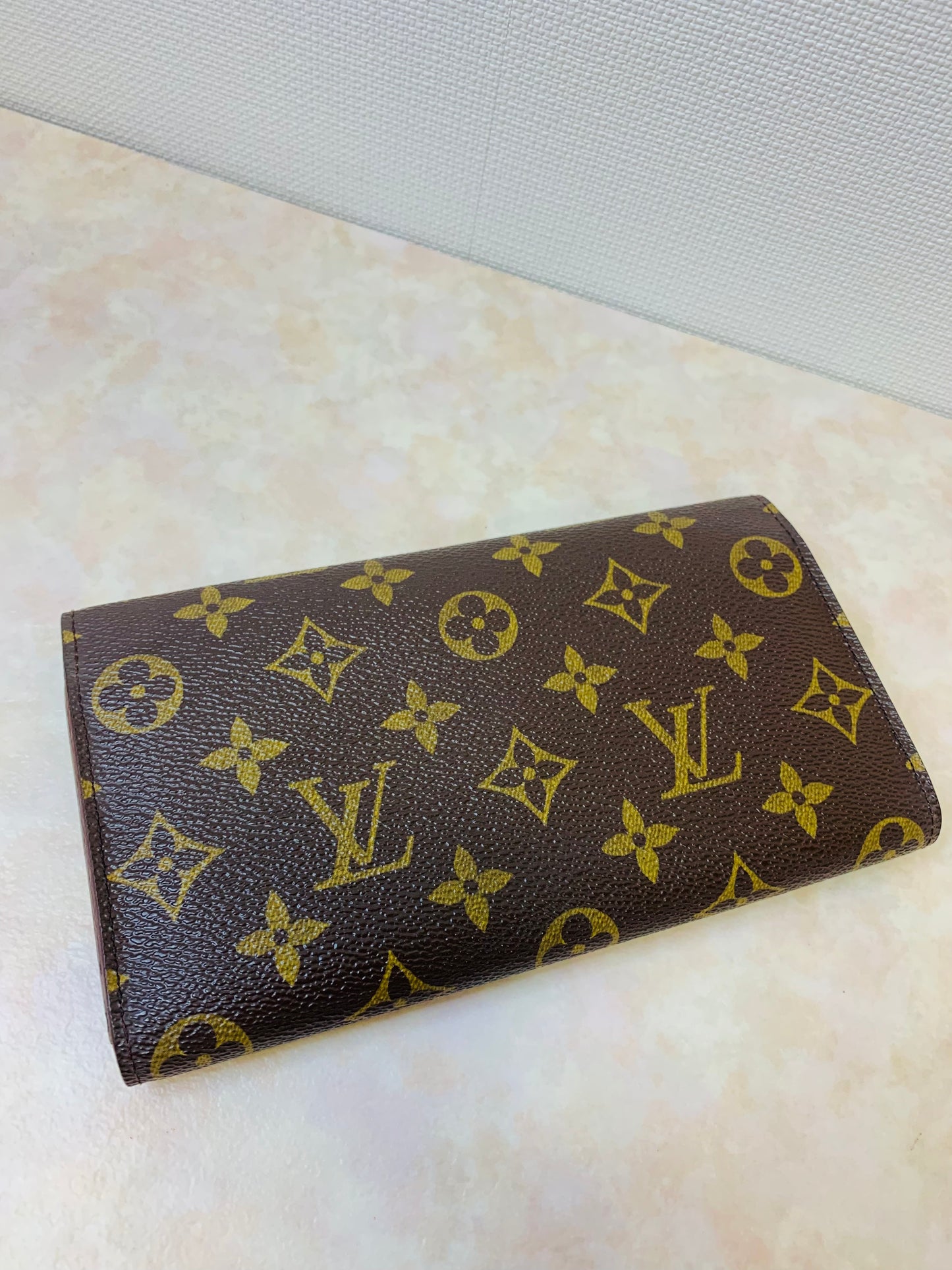 LOUIS VUITTON INTERNATIONAL TRỊ-FOLD WALLET