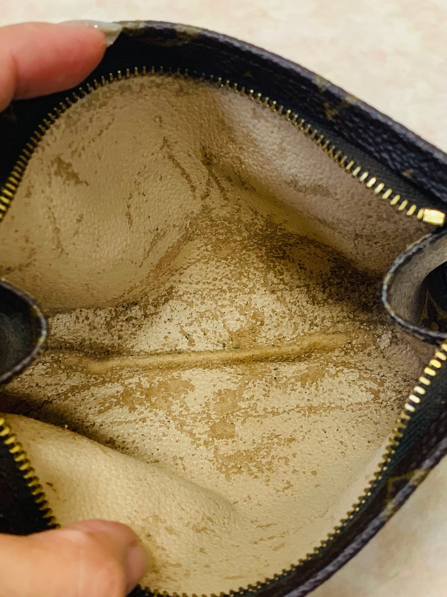 LOUIS VUITTON TOILETRY 15