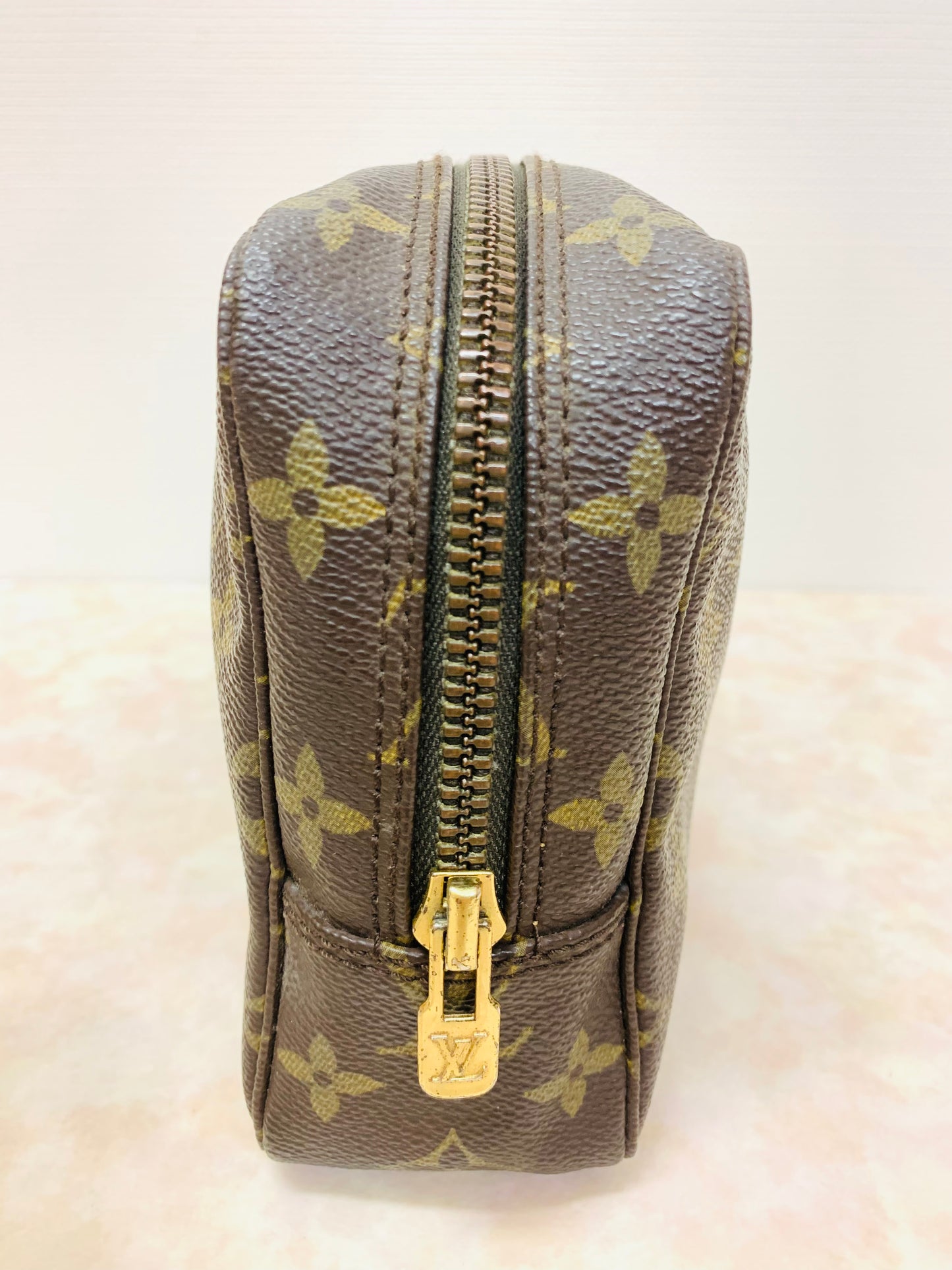 LOUIS VUITTON
Monogram Trousse Toilette 23