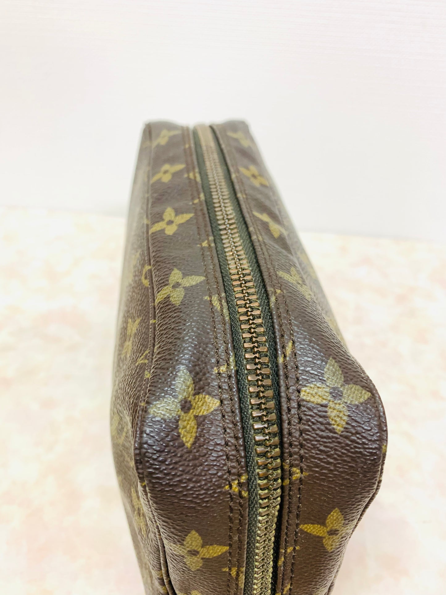LOUIS VUITTON
Monogram Trousse Toilette 23
