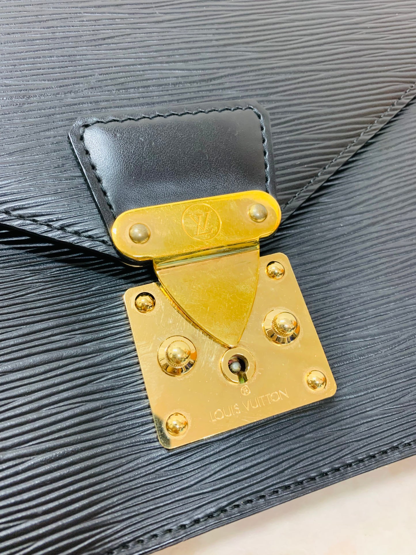 LOUIS VUITTON Serie Dragonne Epi Black Clutch