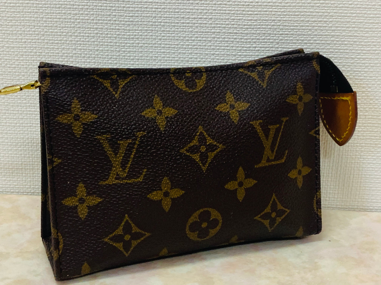 LOUIS VUITTON TOILETRY 15