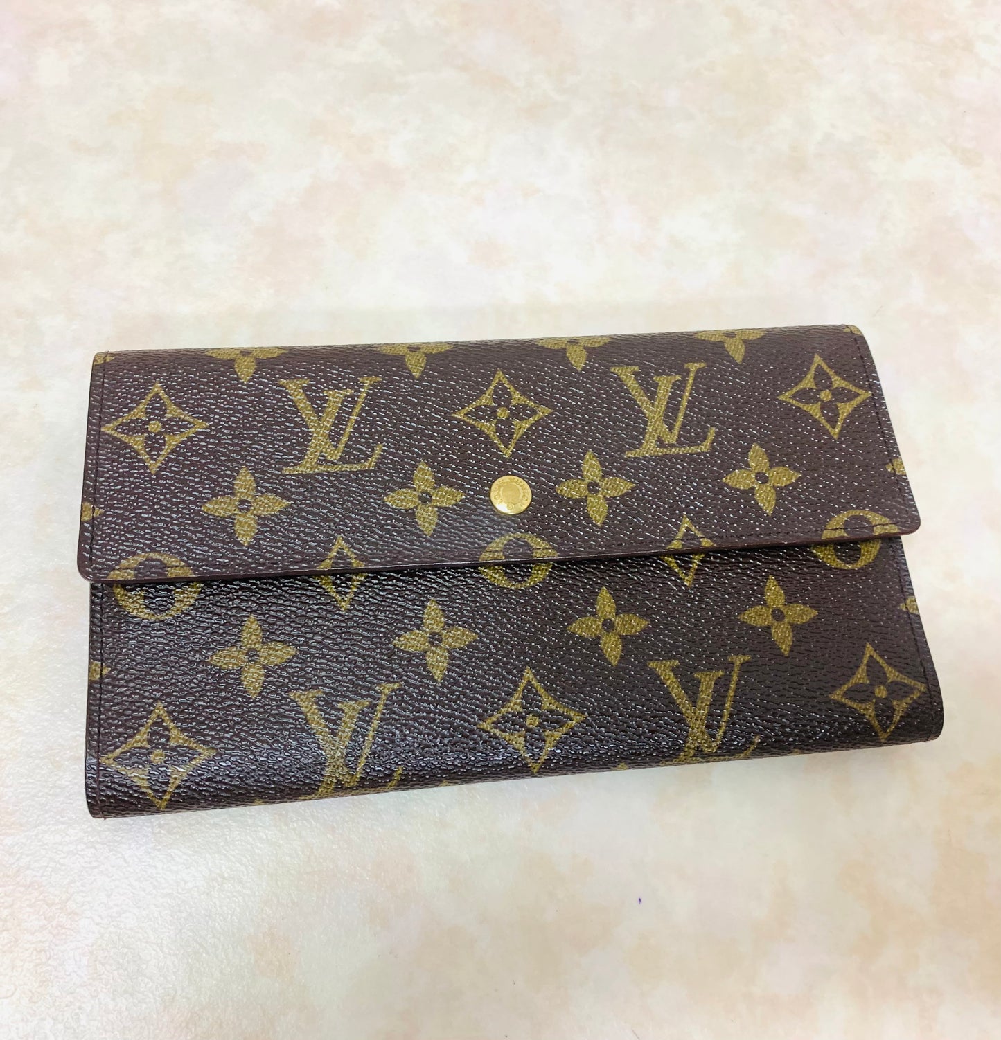 LOUIS VUITTON
Monogram Porte Tresor International Wallet
