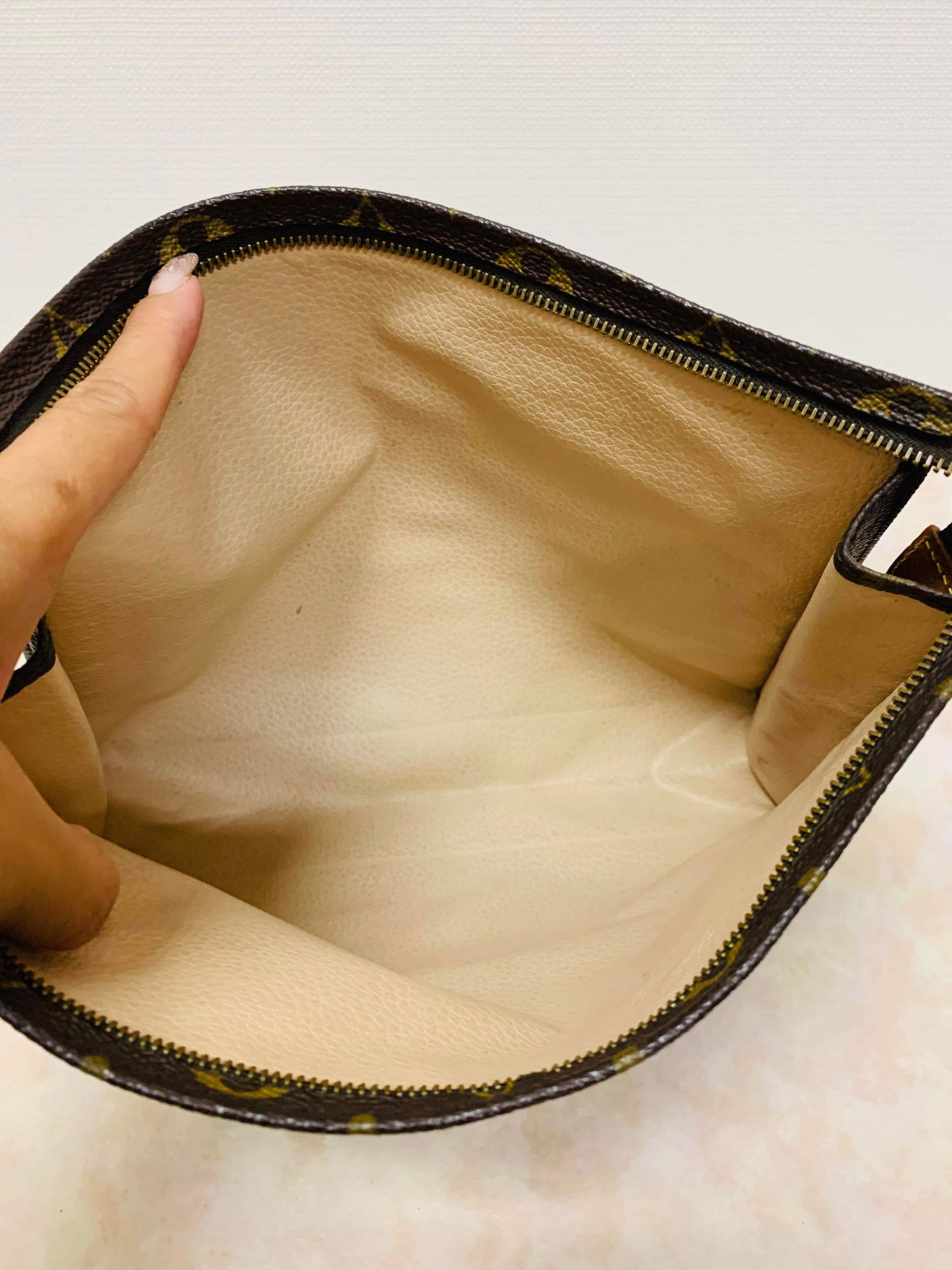 LOUIS VUITTON TOILETRY 26