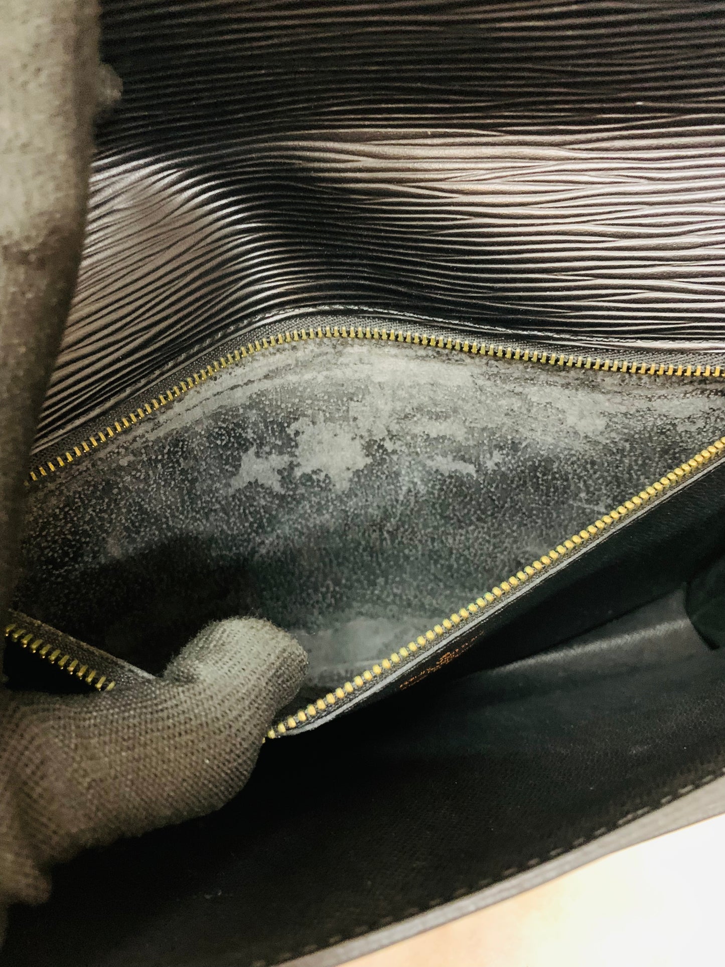 LOUIS VUITTON Serie Dragonne Epi Black Clutch