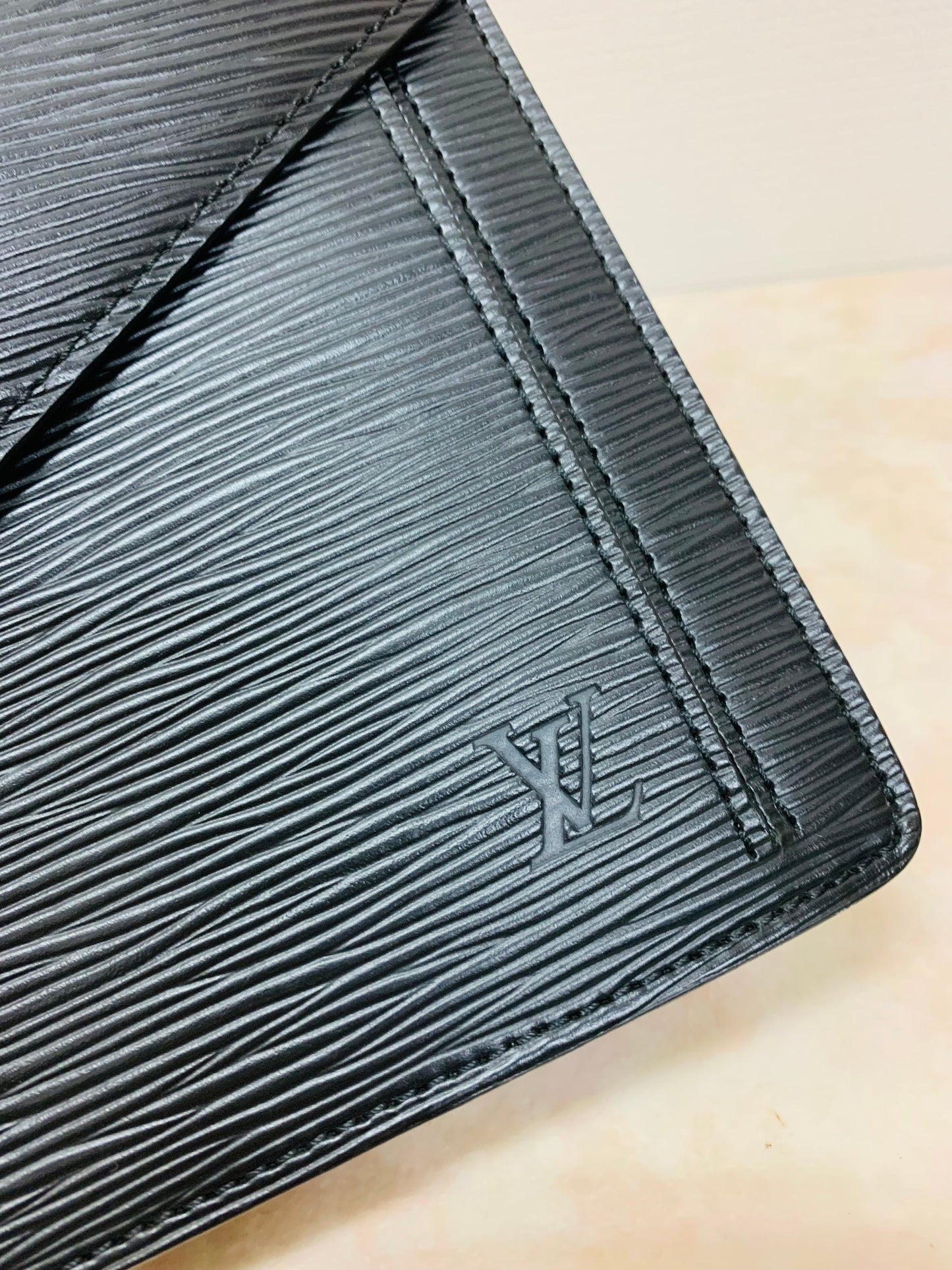 LOUIS VUITTON Serie Dragonne Epi Black Clutch