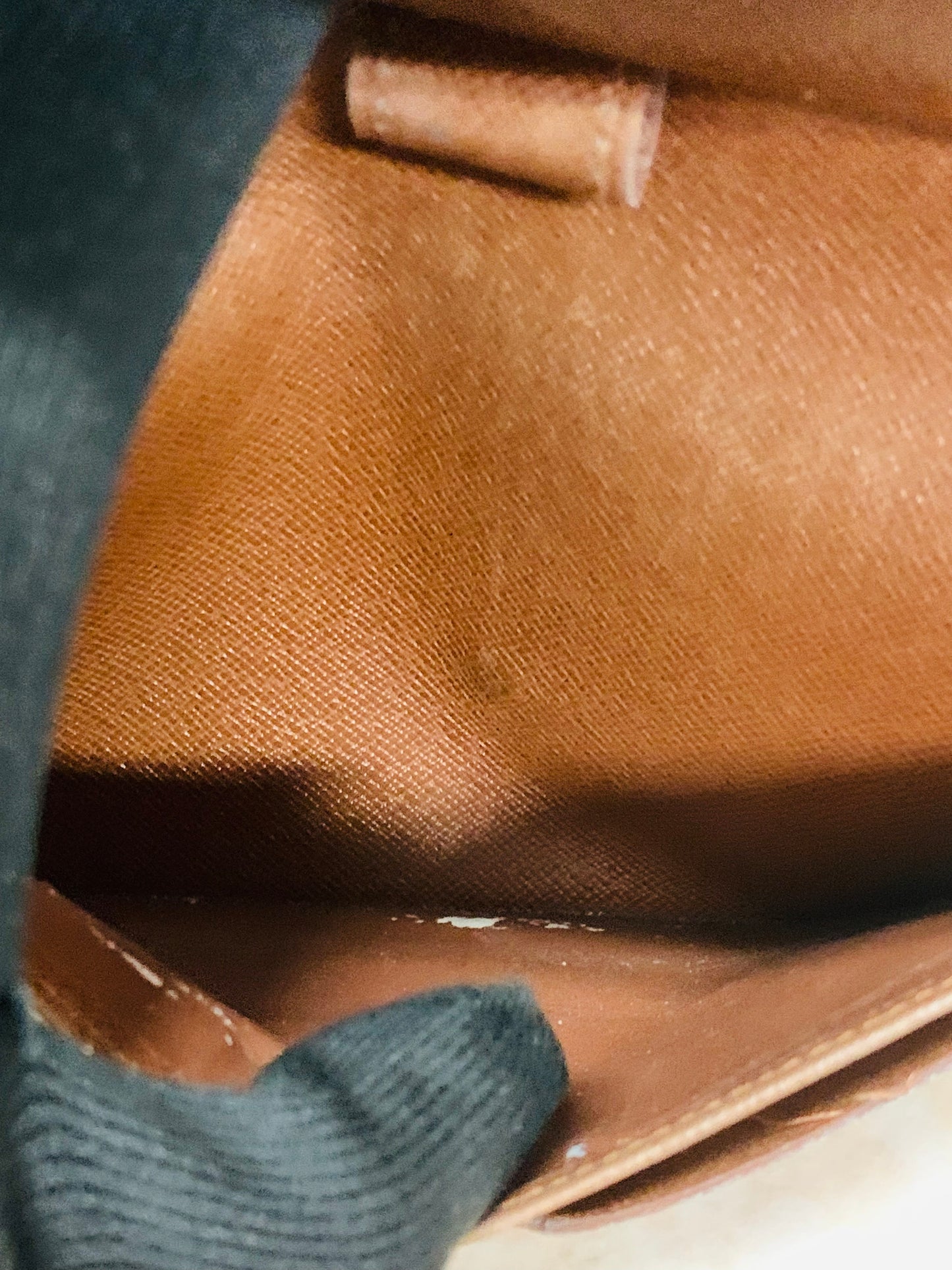 LOUIS VUITTON
Monogram Porte Tresor International Wallet