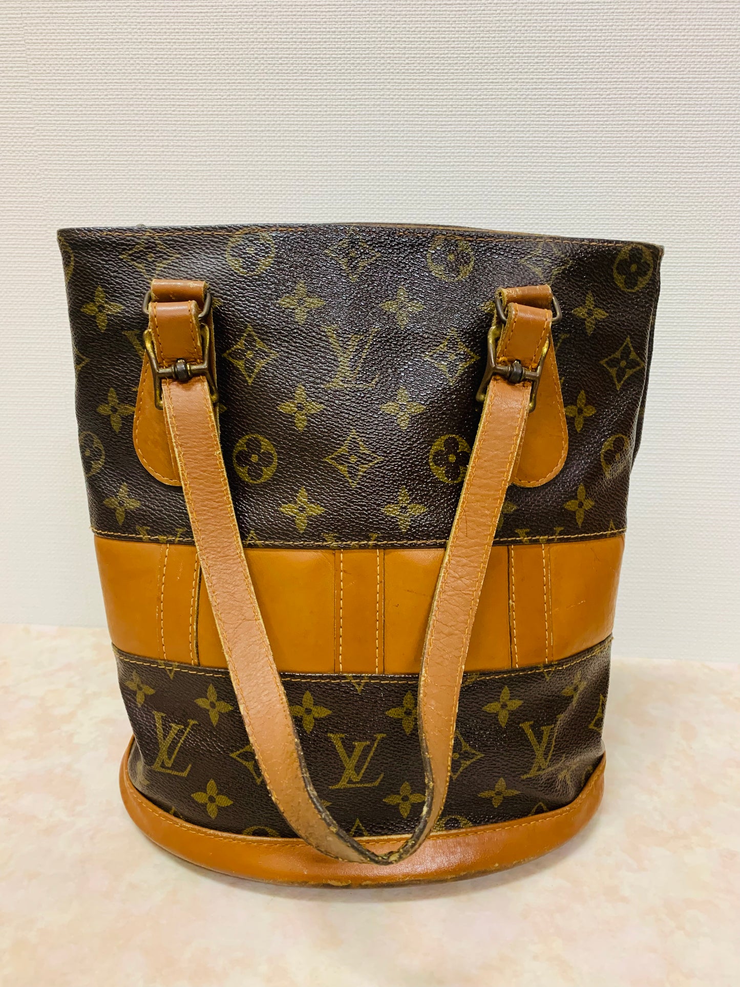 LOUIS VUITTON Bucket PM French &Co with Kiss lock pouch