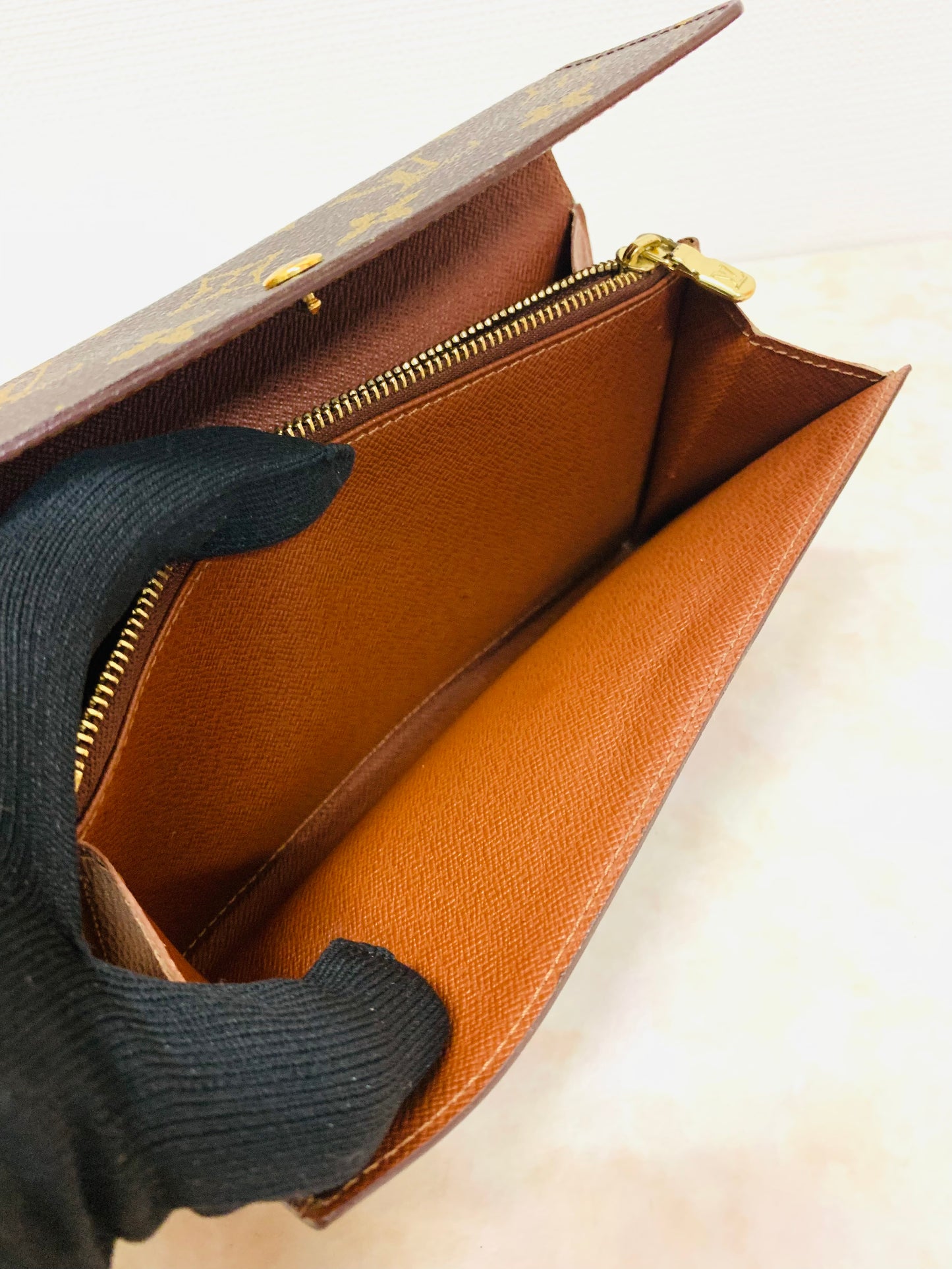 LOUIS VUITTON
Monogram Sarah Wallet