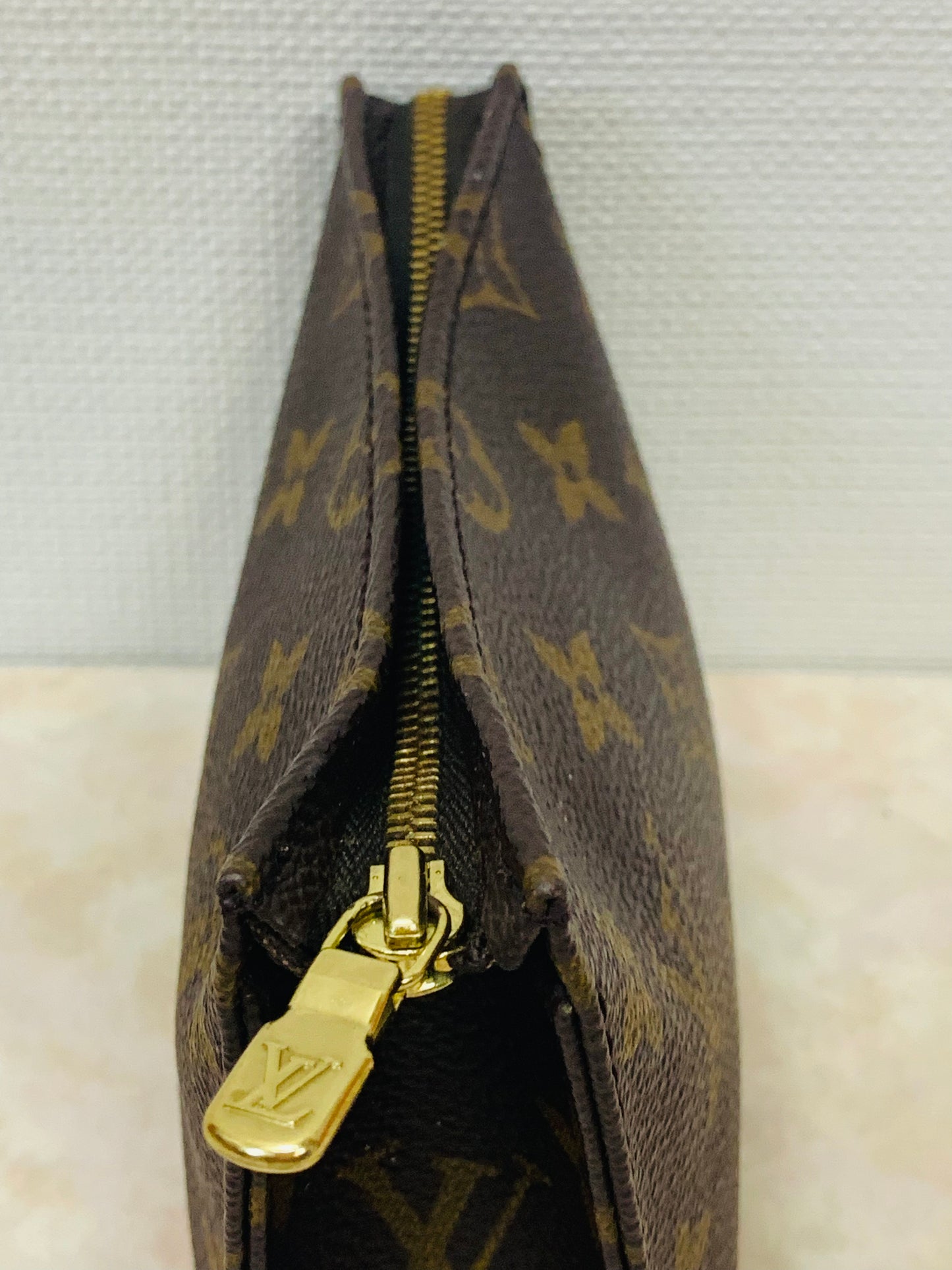 LOUIS VUITTON TOILETRY 15