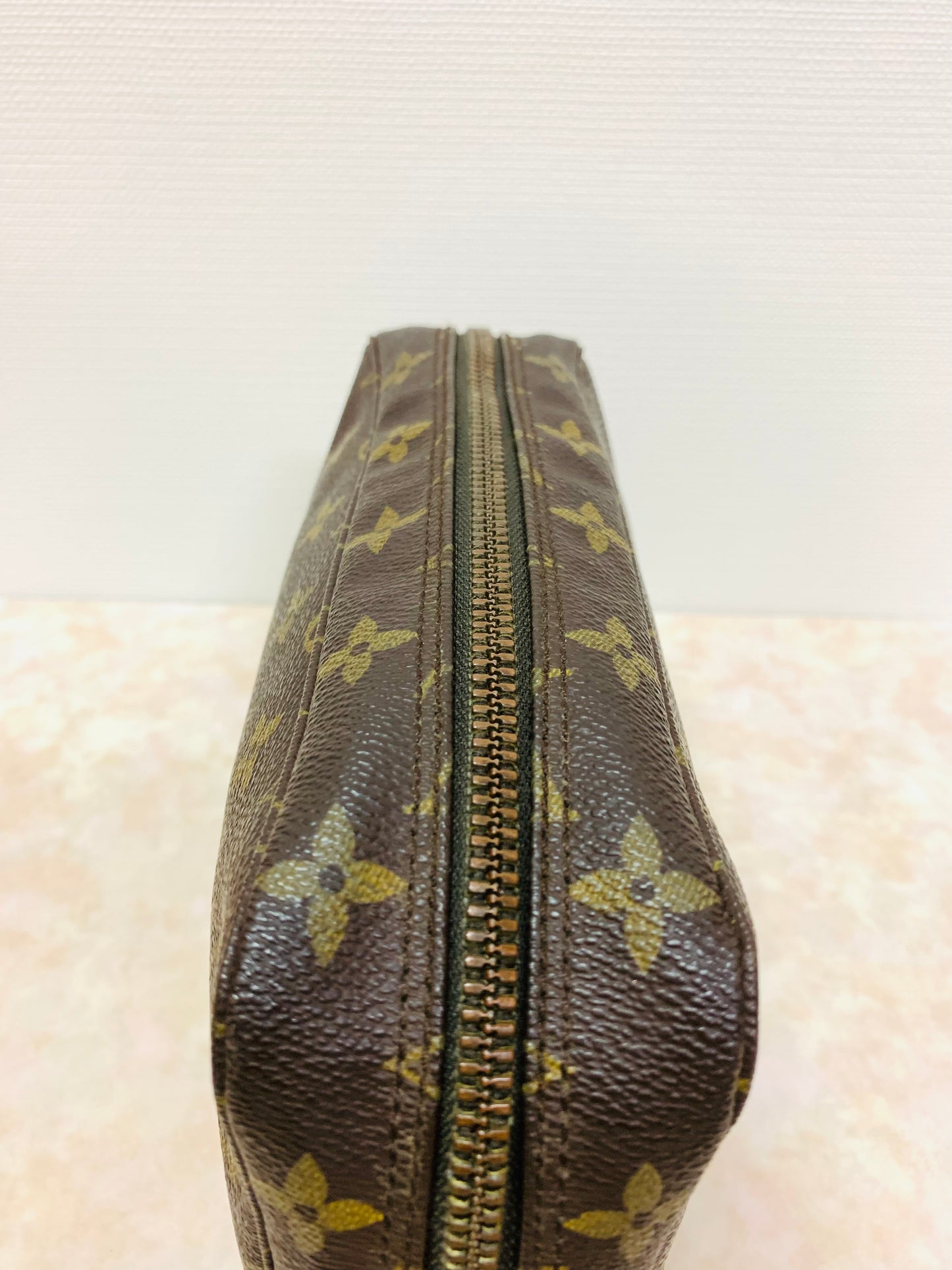 LOUIS VUITTON
Monogram Trousse Toilette 23