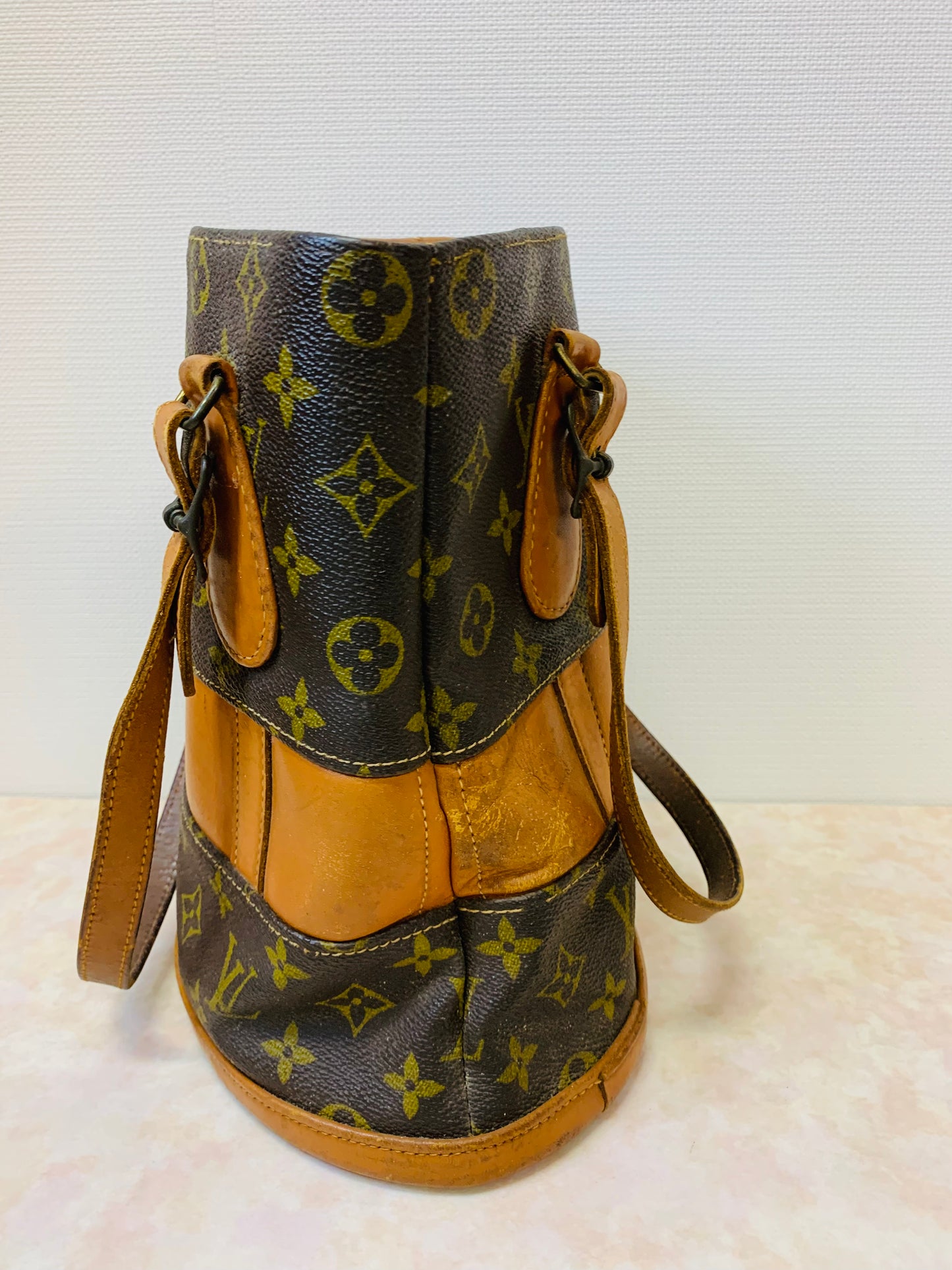 LOUIS VUITTON Bucket PM French Company