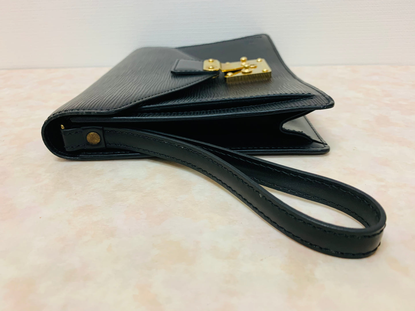 LOUIS VUITTON Serie Dragonne Epi Black Clutch