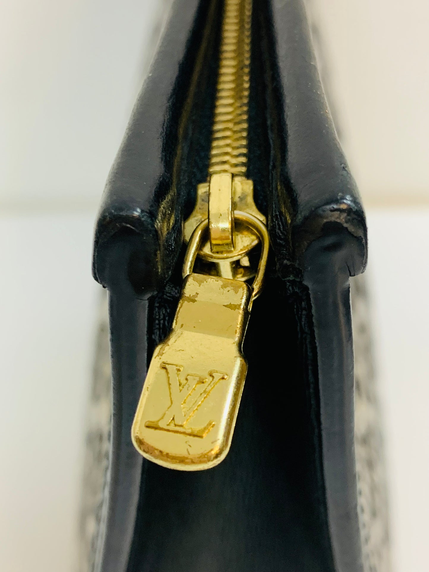 USED LOUIS VUITTON 1854 TOILETY 26