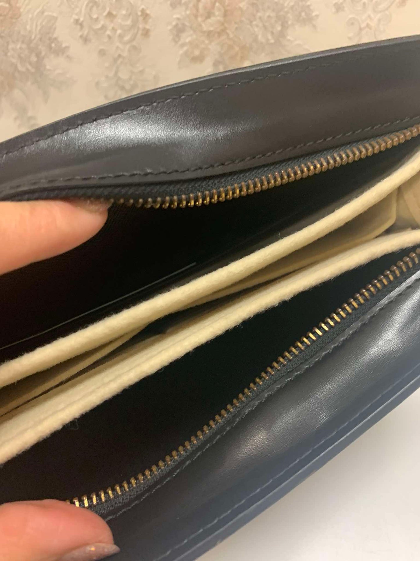 Louis Vuitton  Epi Pochette Homme clutch
