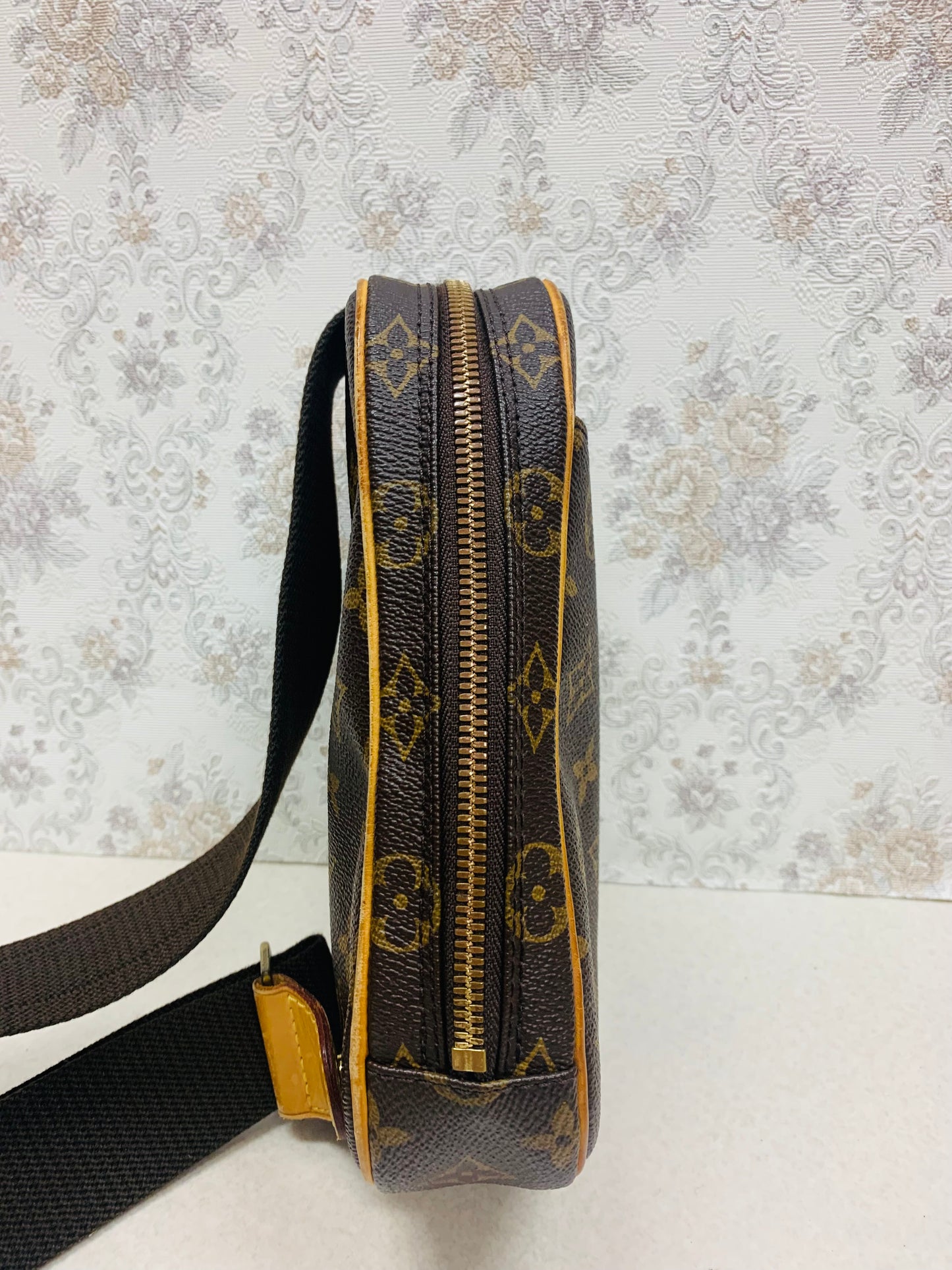 Louis Vuitton Monogram Pochette Gange body bag