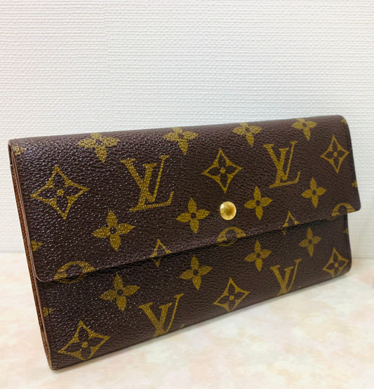 LOUIS VUITTON
Monogram Porte Tresor International Wallet