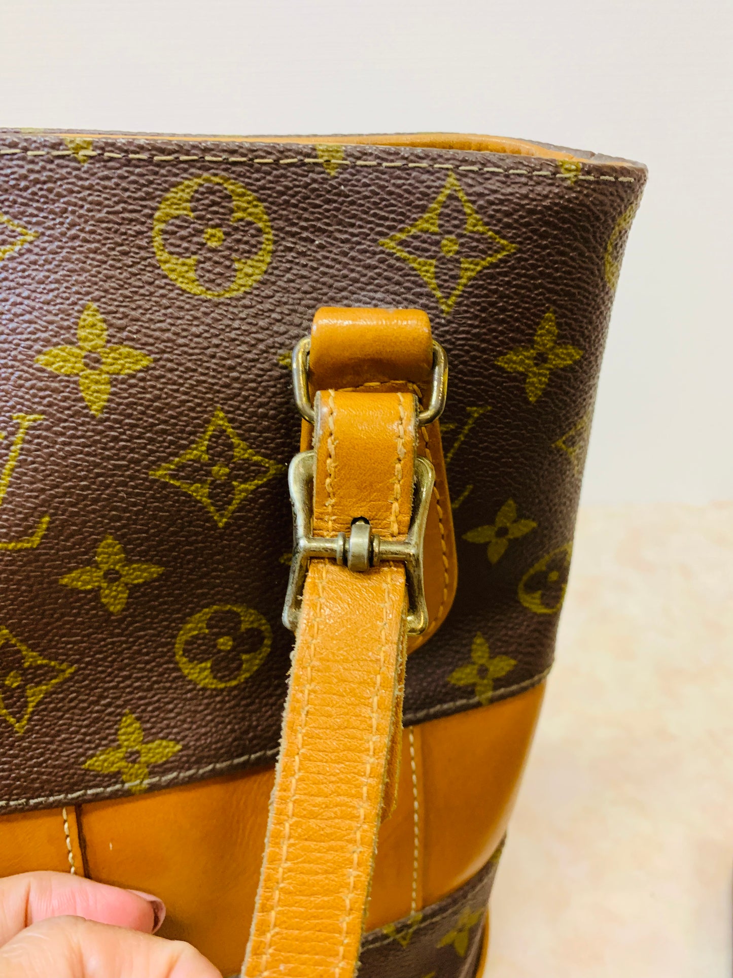 LOUIS VUITTON Bucket PM French Company