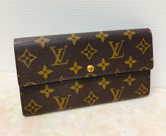 LOUIS VUITTON
Monogram Sarah Wallet