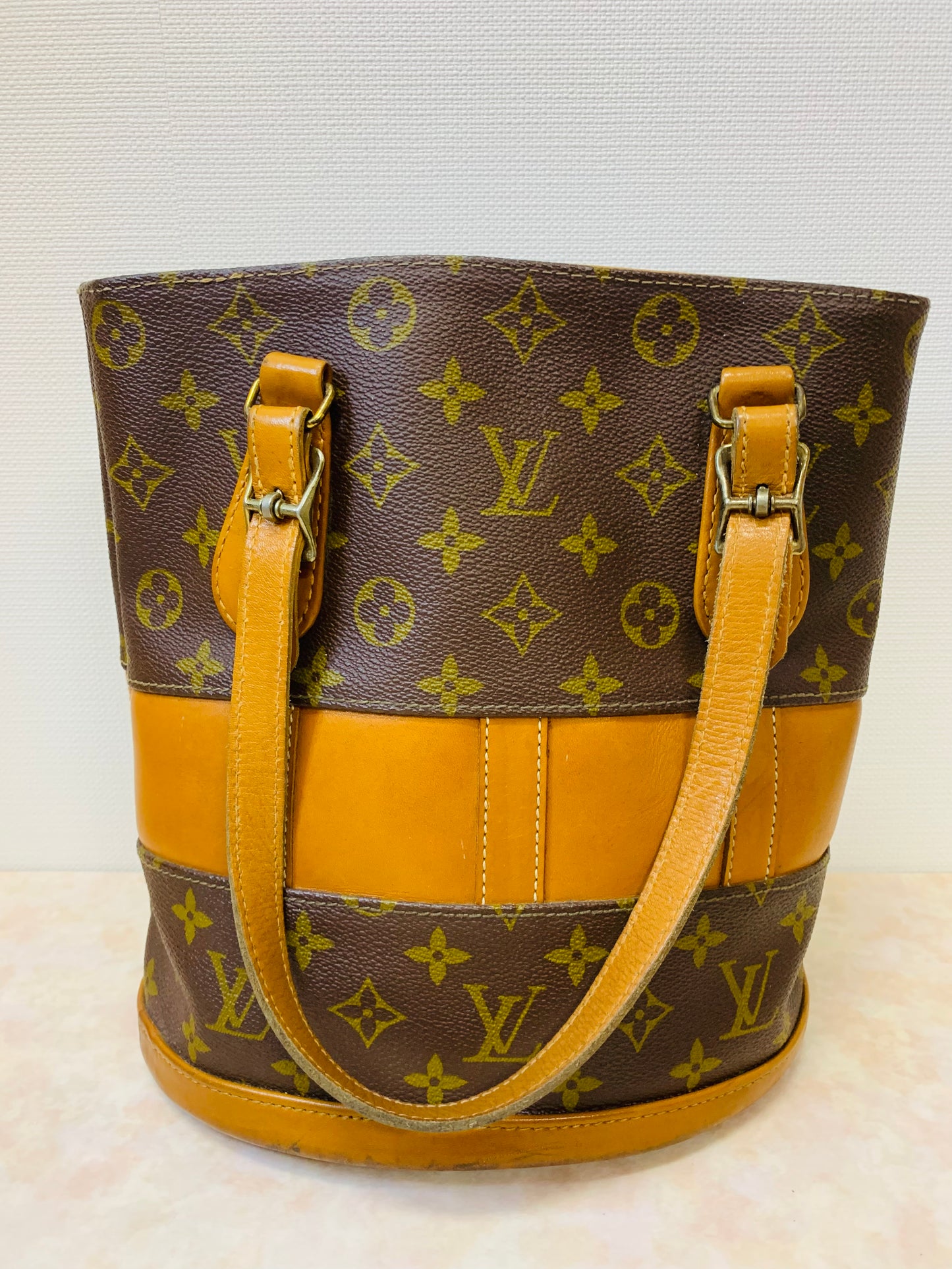 LOUIS VUITTON Bucket PM French Company