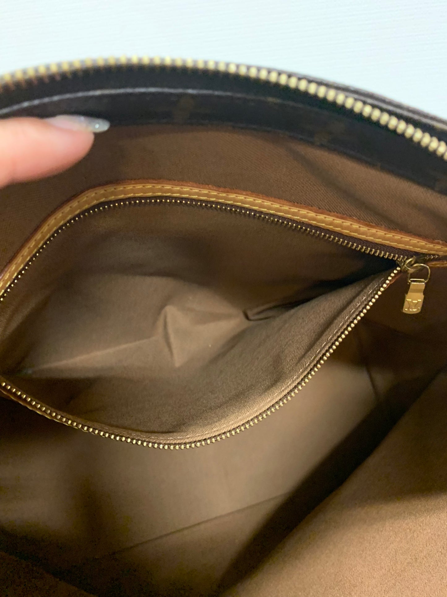 LOUIS VUITTON Cabas Mezzo Tote bag