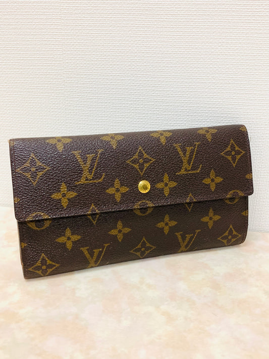 LOUIS VUITTON International Wallet